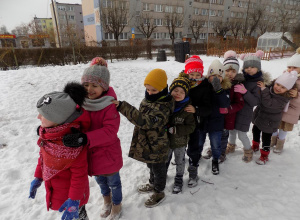 ''Zabawy na śniegowej górce".